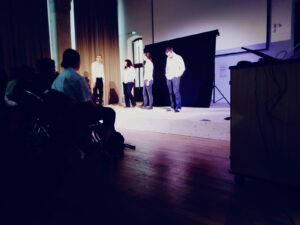 Photo de l'&eacute;quipe en jeu, compagnie professionnelle de th&eacute;&acirc;tre forum