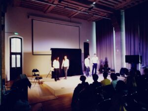 Photo de l'&eacute;quipe en jeu, compagnie professionnelle de th&eacute;&acirc;tre forum