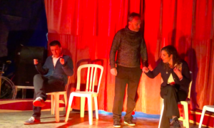 Photo de l'&eacute;quipe en jeu, compagnie professionnelle de th&eacute;&acirc;tre forum