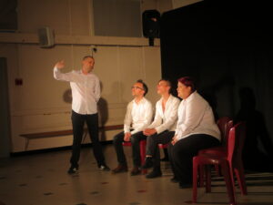 Photo de l'&eacute;quipe en jeu, compagnie professionnelle de th&eacute;&acirc;tre forum