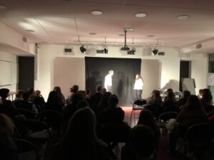 Photo de l'&eacute;quipe en jeu, compagnie professionnelle de th&eacute;&acirc;tre forum