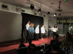 Photo de l'&eacute;quipe en jeu, compagnie professionnelle de th&eacute;&acirc;tre forum
