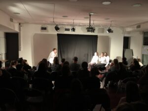 Photo de l'&eacute;quipe en jeu, compagnie professionnelle de th&eacute;&acirc;tre forum